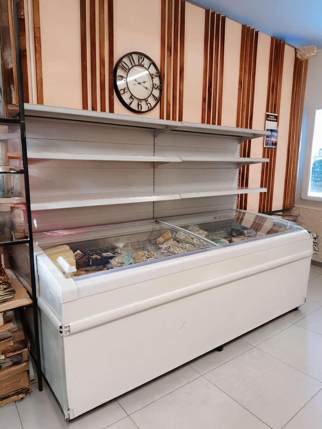 Торговая холодильная витрина в рабочем интерьере