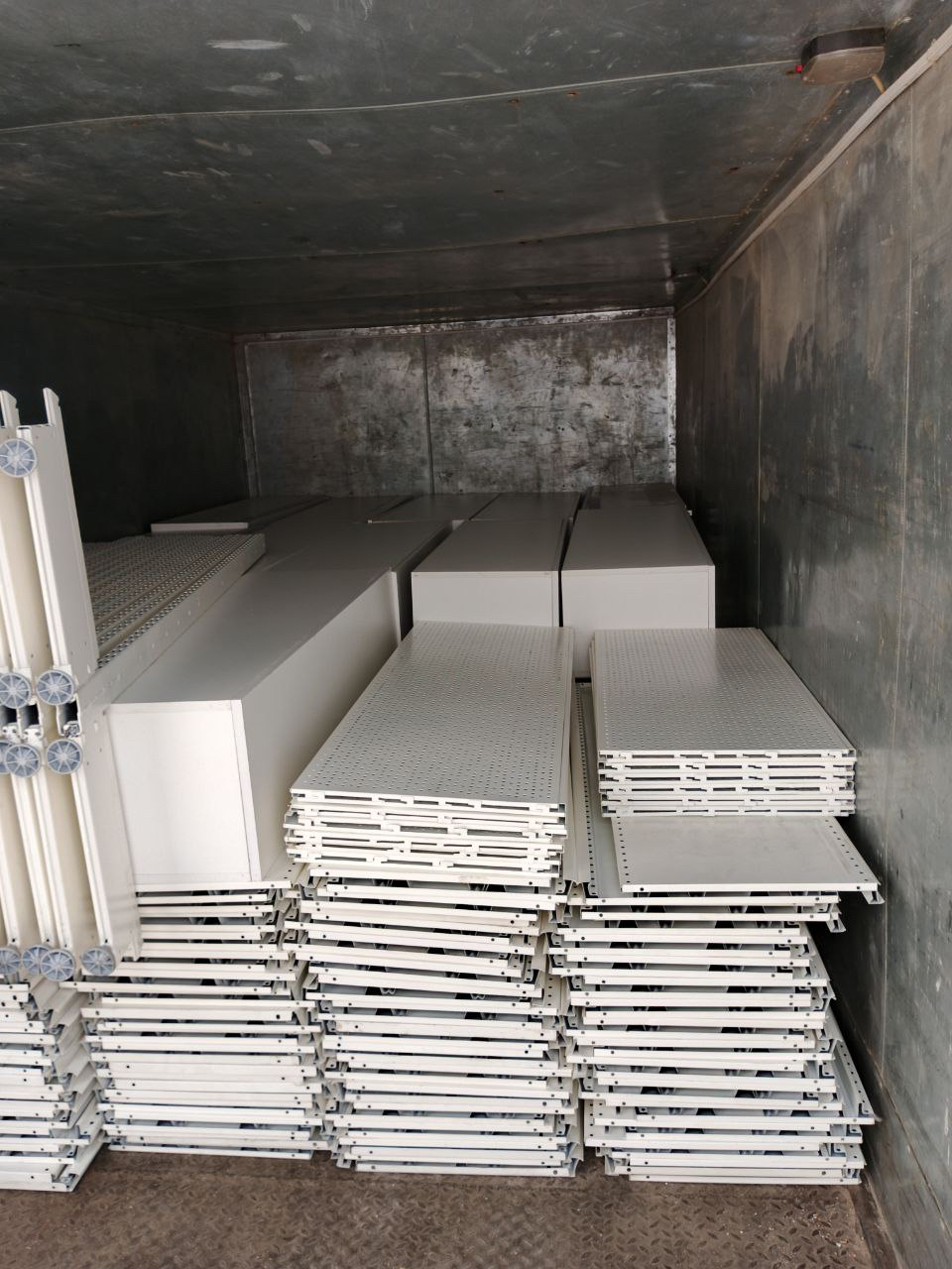 Комплектующие стеллажей перед доставкой